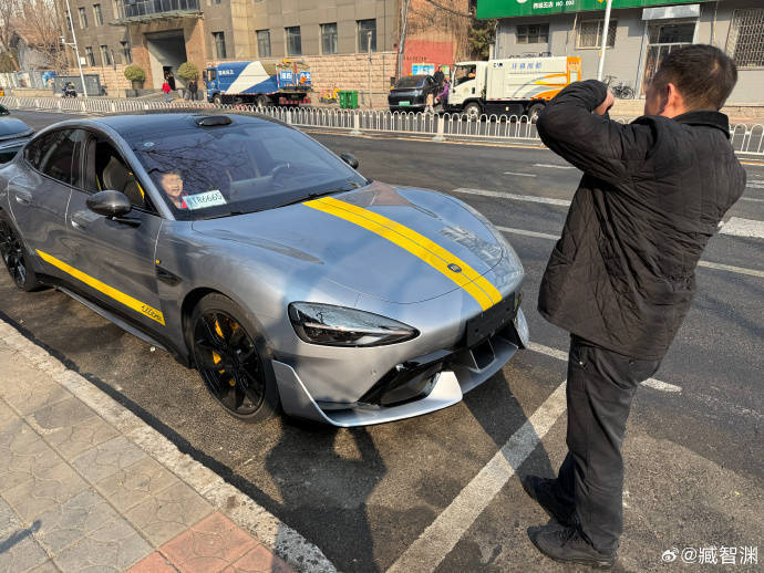 小孩哥下樓看小米SU7 Ultra<strong></p>
<p>不銹鋼板廠
</strong>，沖回家拿車模送車主:不銹鋼板廠
